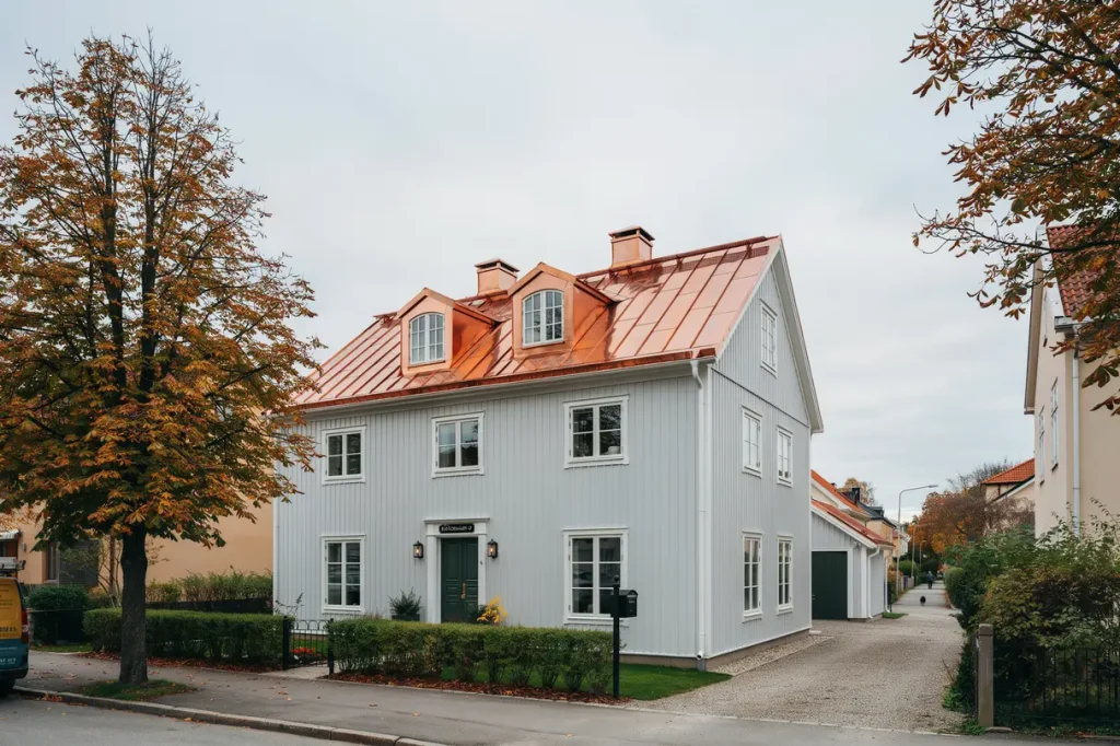 koppartak lagt p villa med takkupor i r b ck